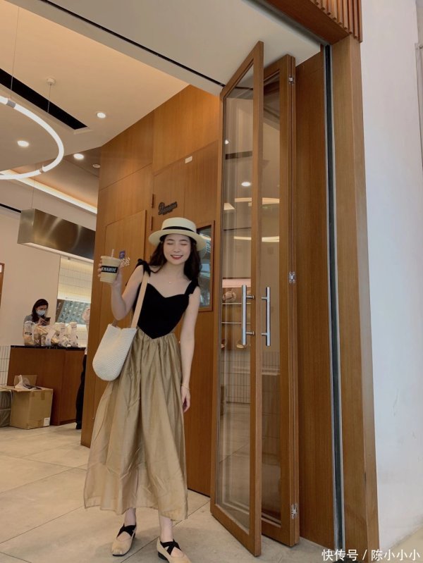 千里马配资 绝了 又发现一件宝藏小裙子｜小个子OOTD