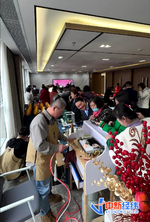 辉煌配资 对话职业人 | 百万粉丝“打金人”：10天做了100条哪吒乾坤圈